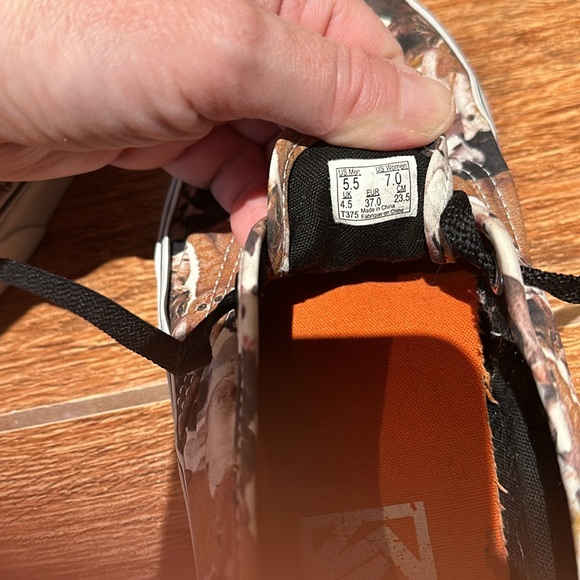 EUC Vans ASPCA cat lace up shoes. Women’s 7.0 - Picture 6 of 7